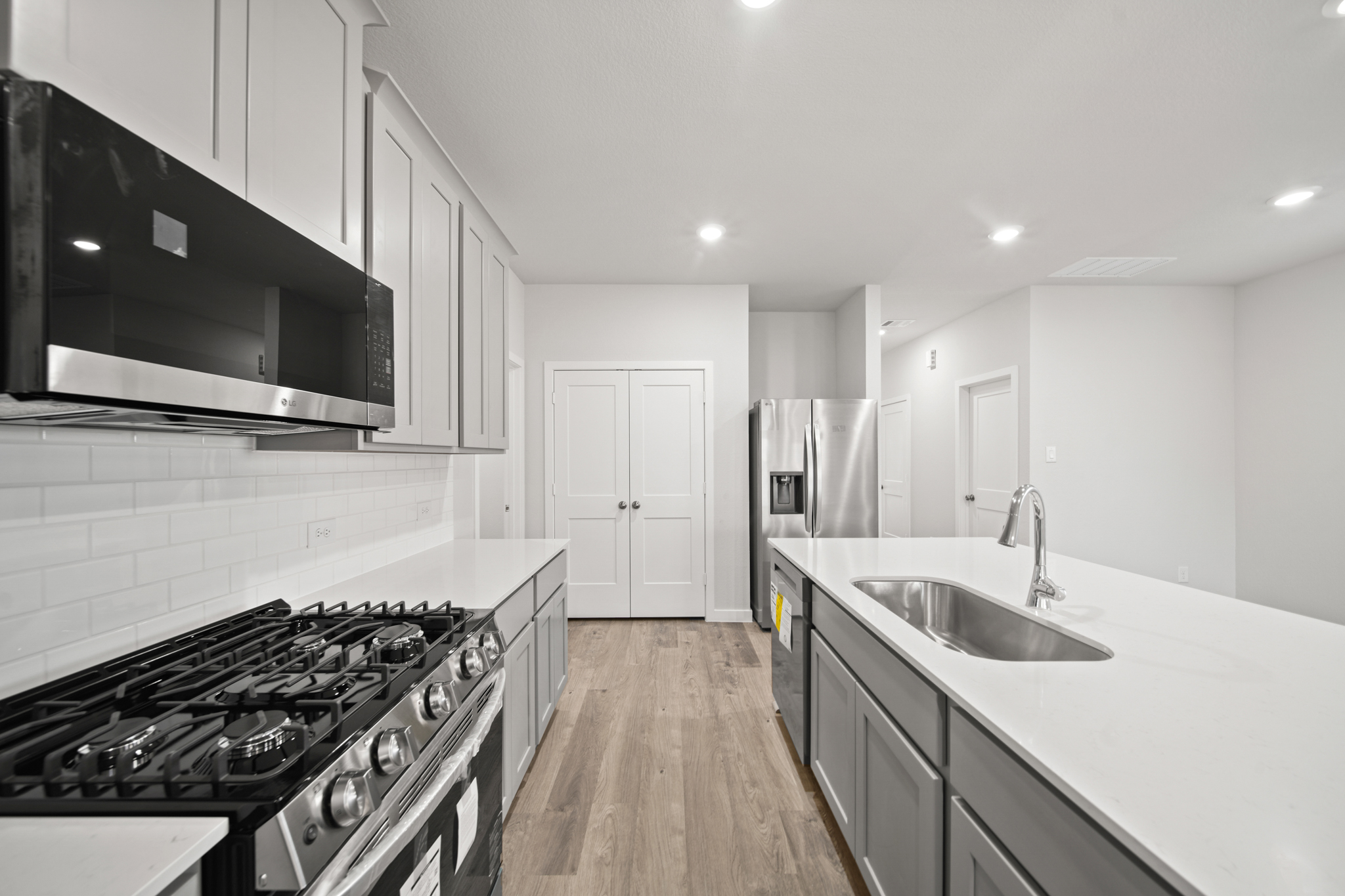 A kitchen with white cabinets.